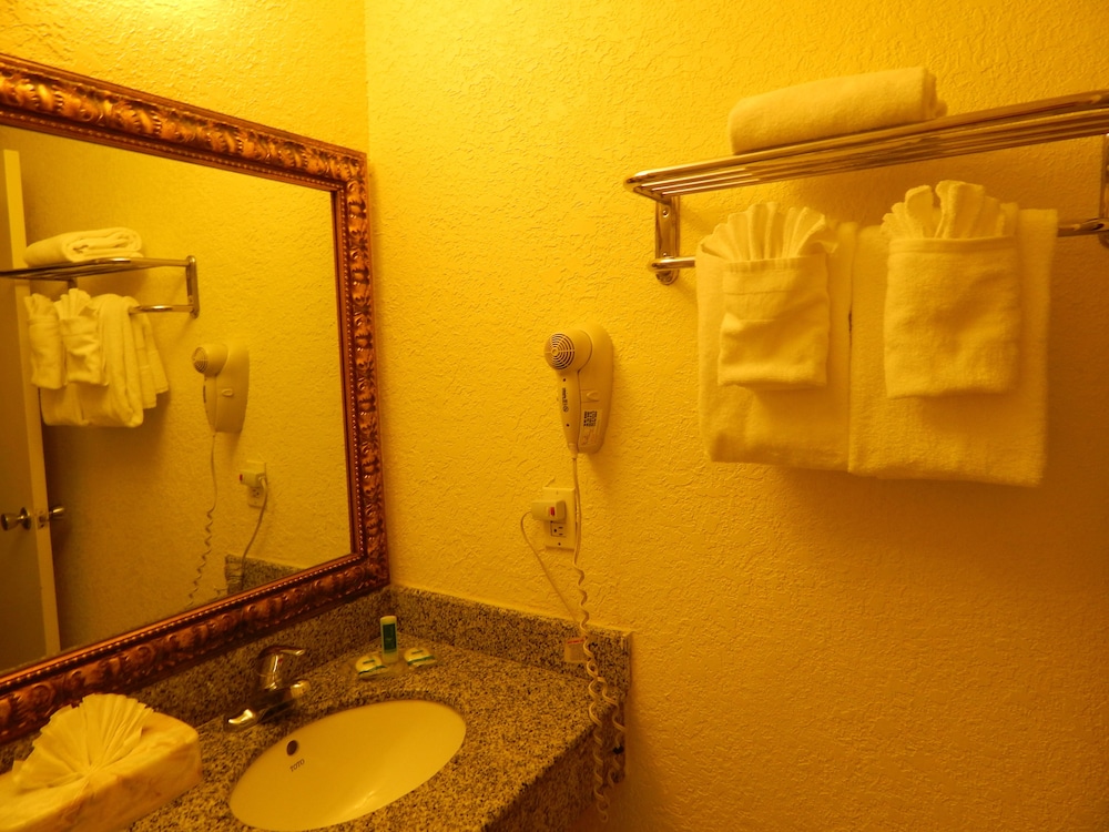North Miami Beach Gardens Inn & Suites 26/42