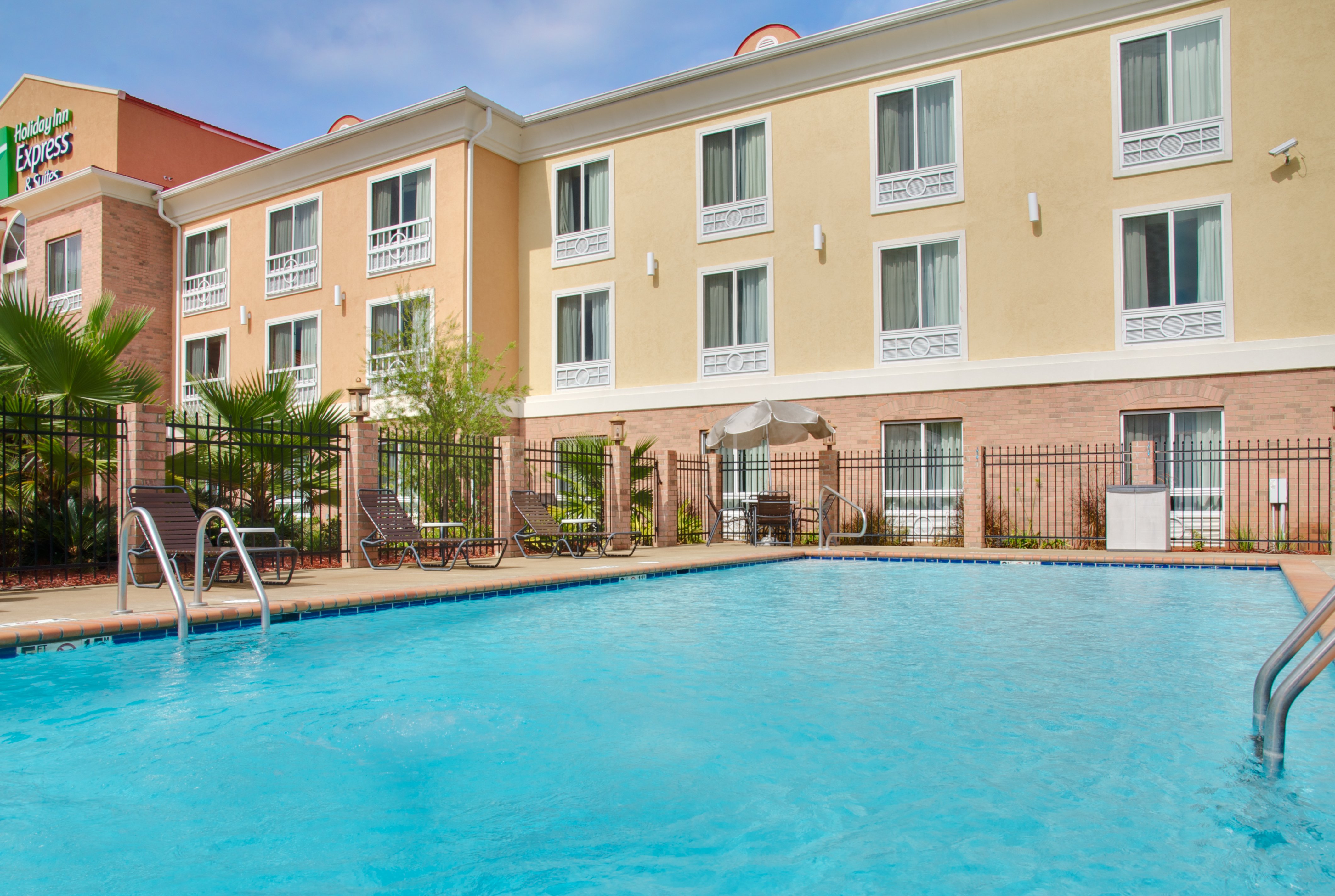 Holiday Inn Express Hotel Suites Alexandria 61/62