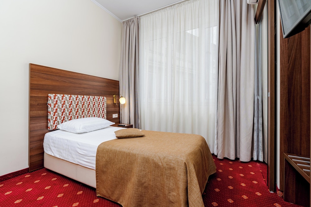 Minerva Hotel 9/44
