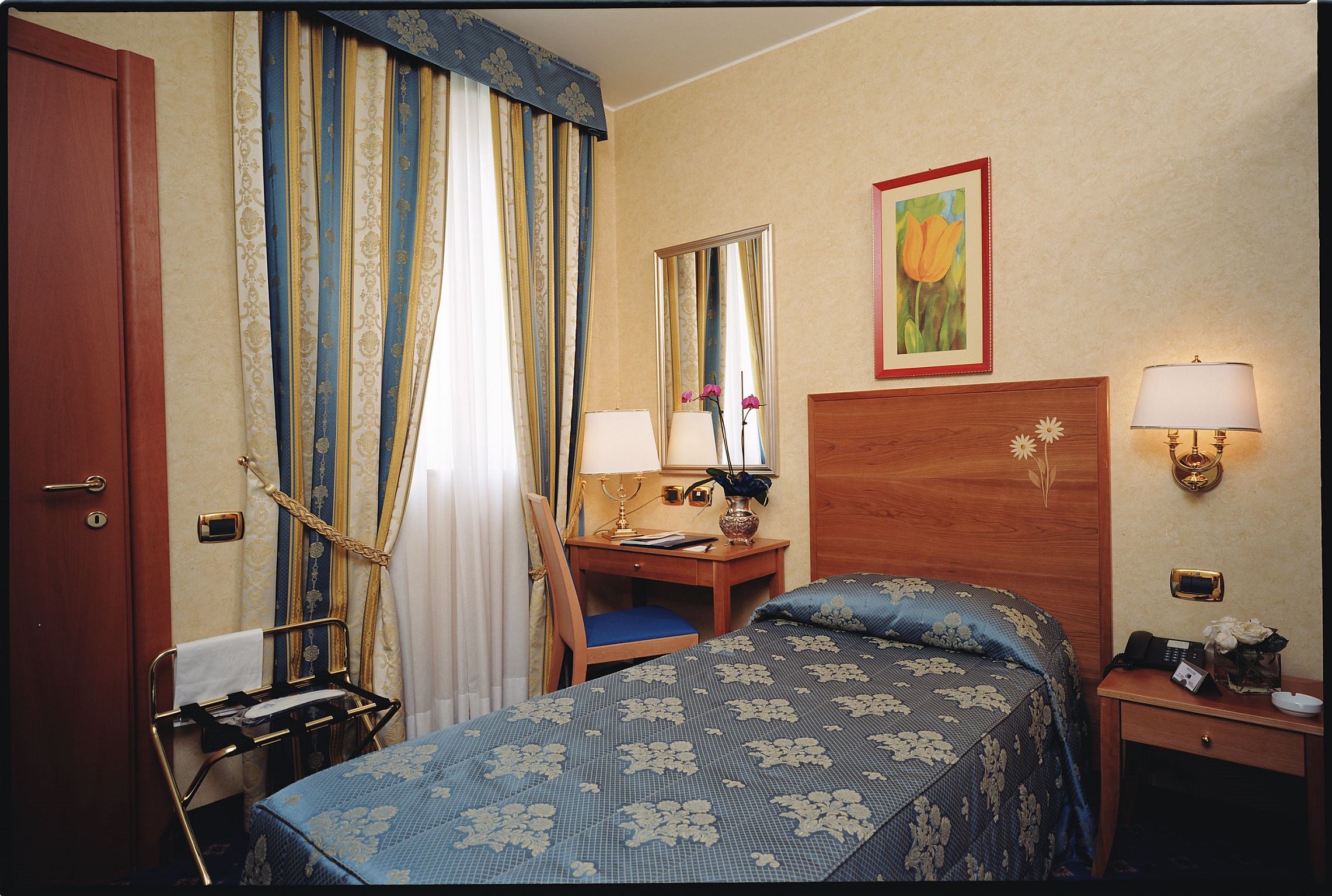 ROOM, SINGLE