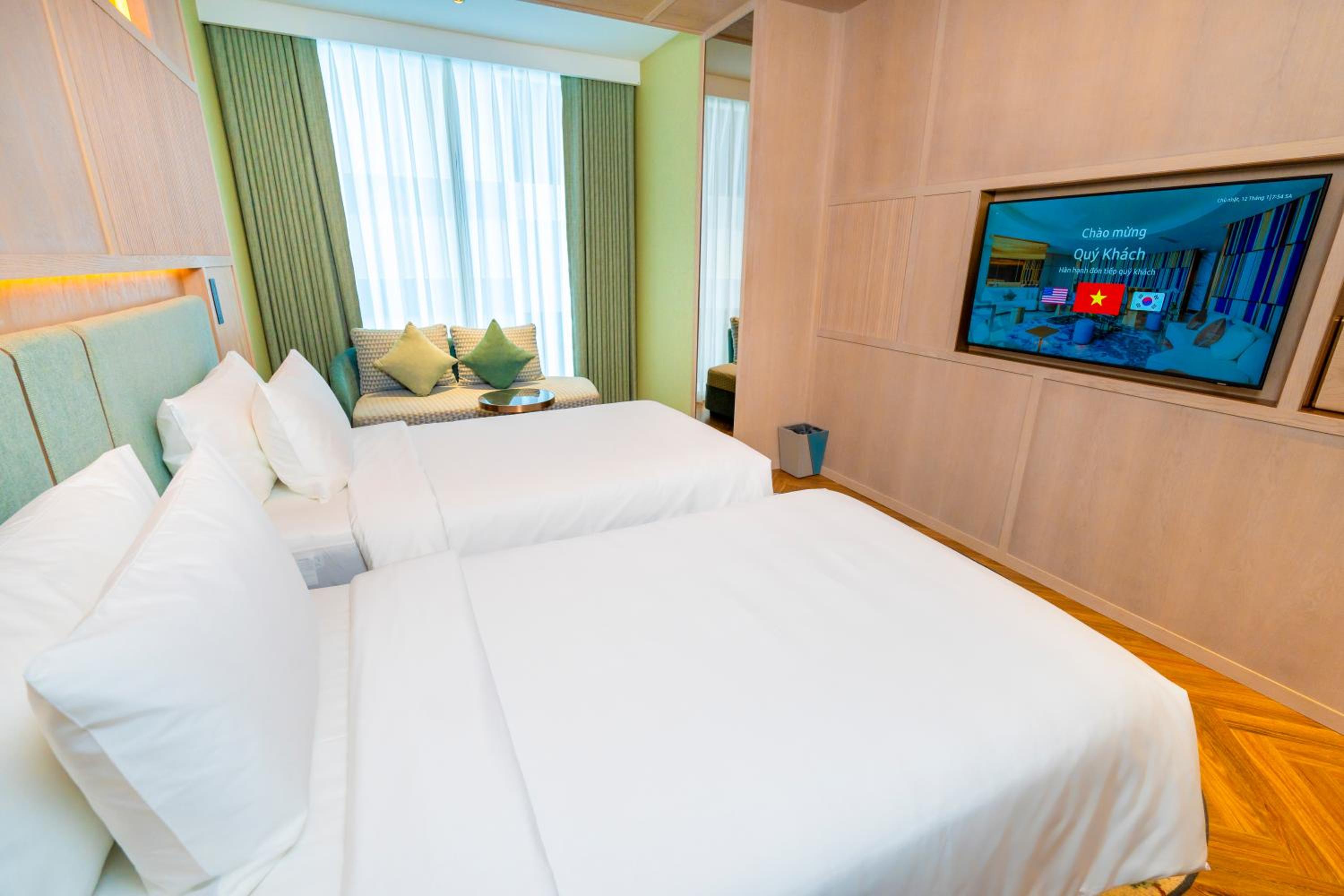Superior, Twin Beds, City Side