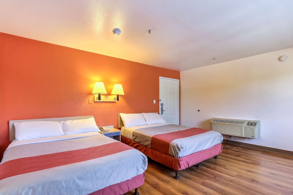 Motel6 Pinole, CA 29/40