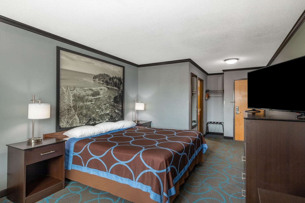 Super 8 by Wyndham Duluth 13/35