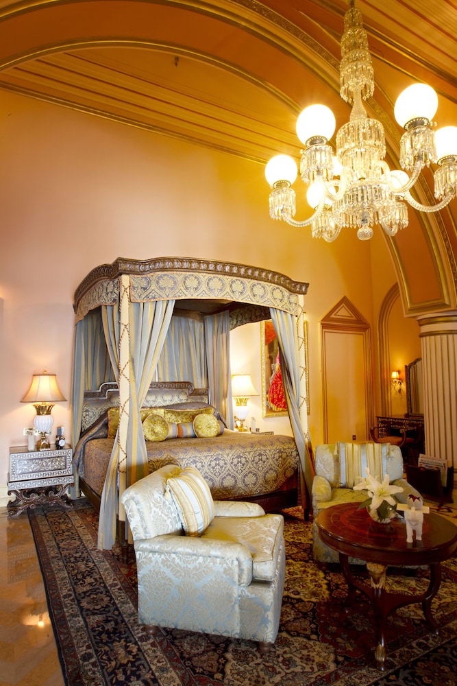 GRAND PRESIDENTIAL SUITE 1 BEDROOM LAKE VIEW