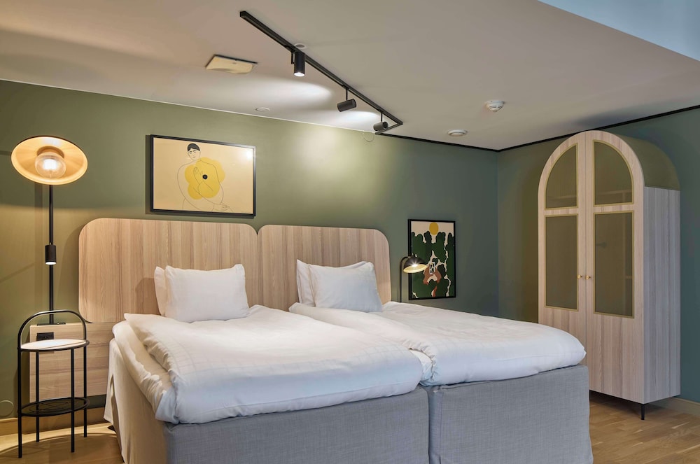 SUPERIOR, TWIN BEDS, SOFA