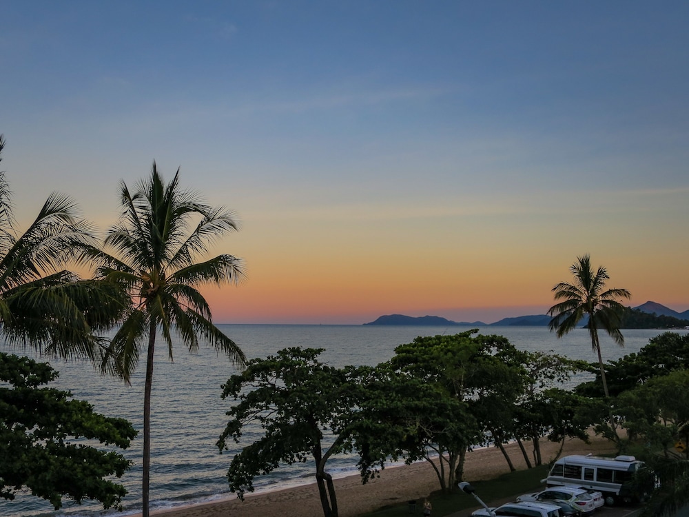 Roydon Beachfront Holiday Apartments 46/50