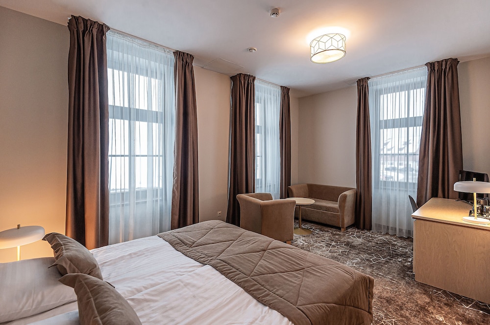 Old Port Hotel 15/50