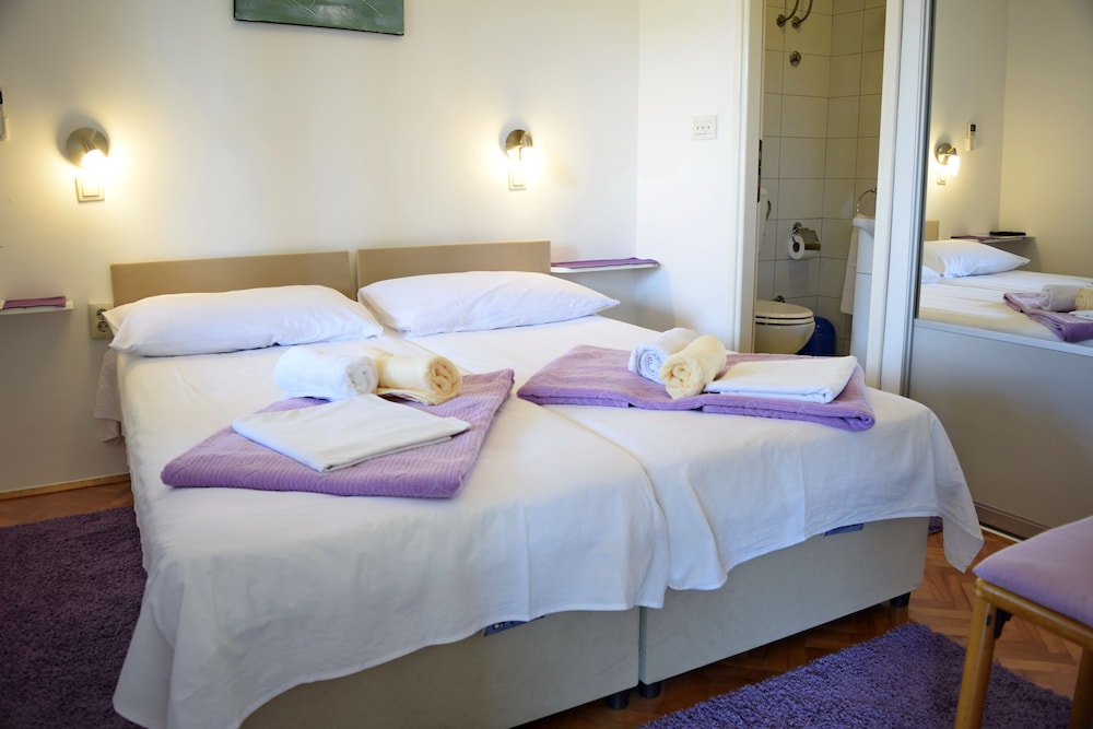 Jele Rooms 16/50