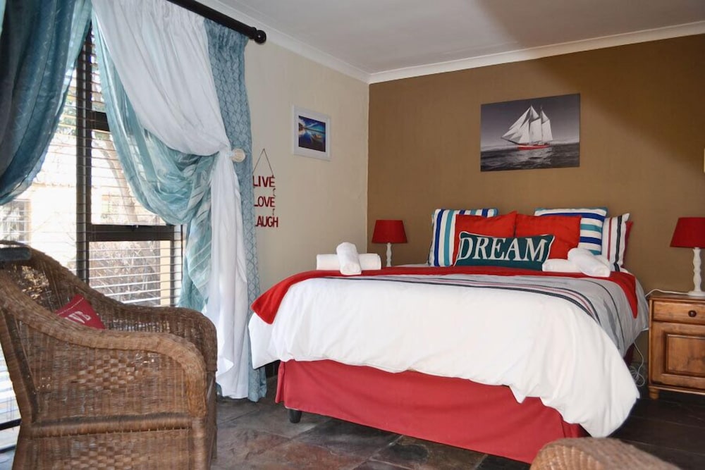 Ikhanda Guesthouse 3/17