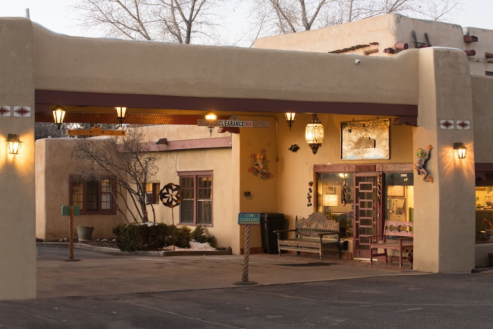 El Pueblo Lodge 2/71