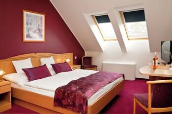 Standard, Queen Bed