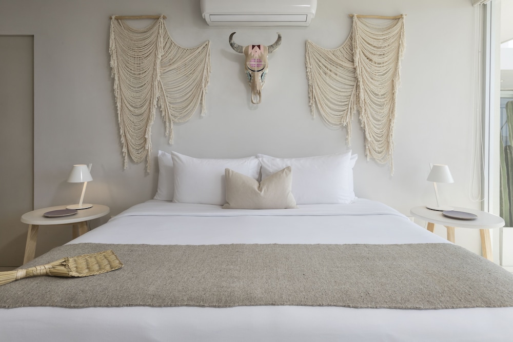 DELUXE, KING BED, OCEAN VIEW