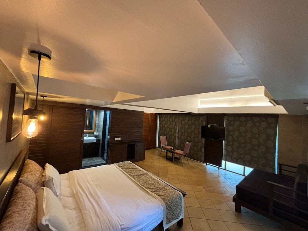 THE SILVERADOR RESORT CLUB 10/24