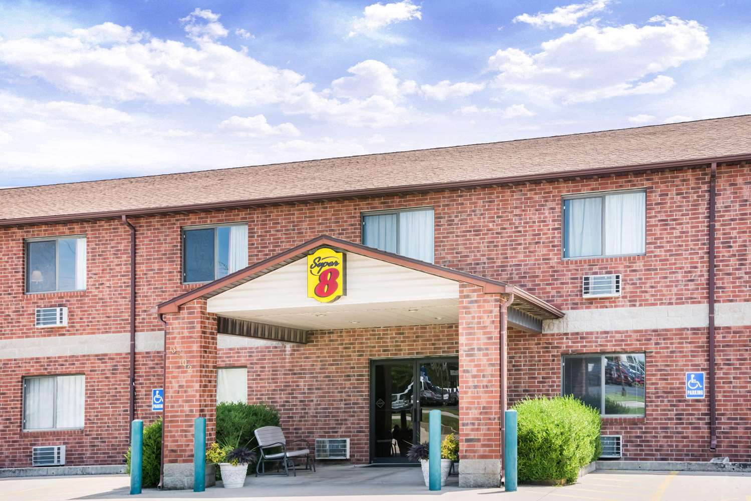 Super 8 By Wyndham Chanute 4/21