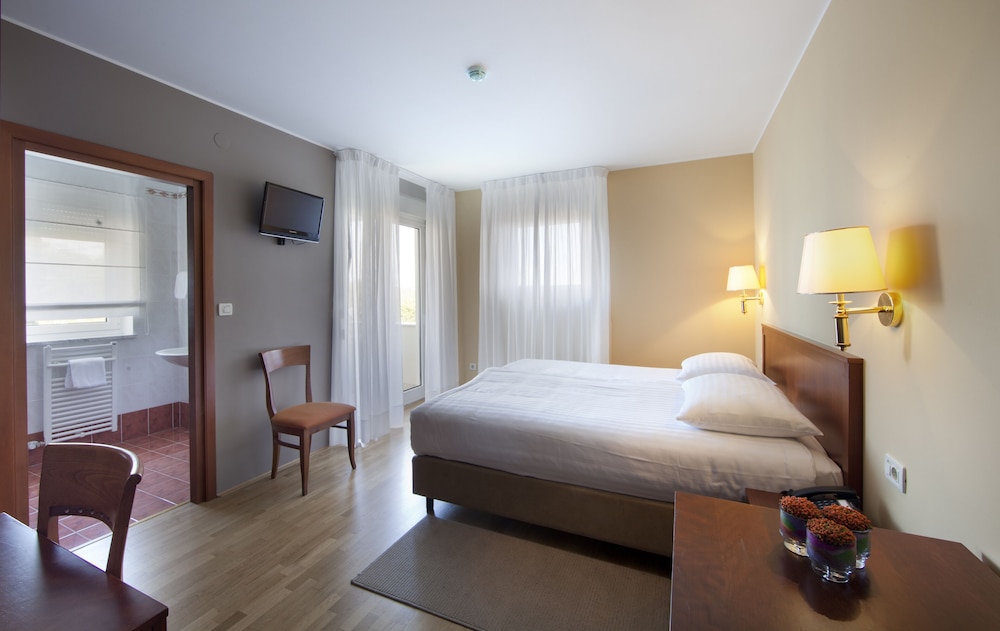 Hotel Laurus 29/82