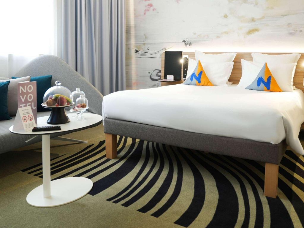 EXECUTIVE, KING BED, SOFA