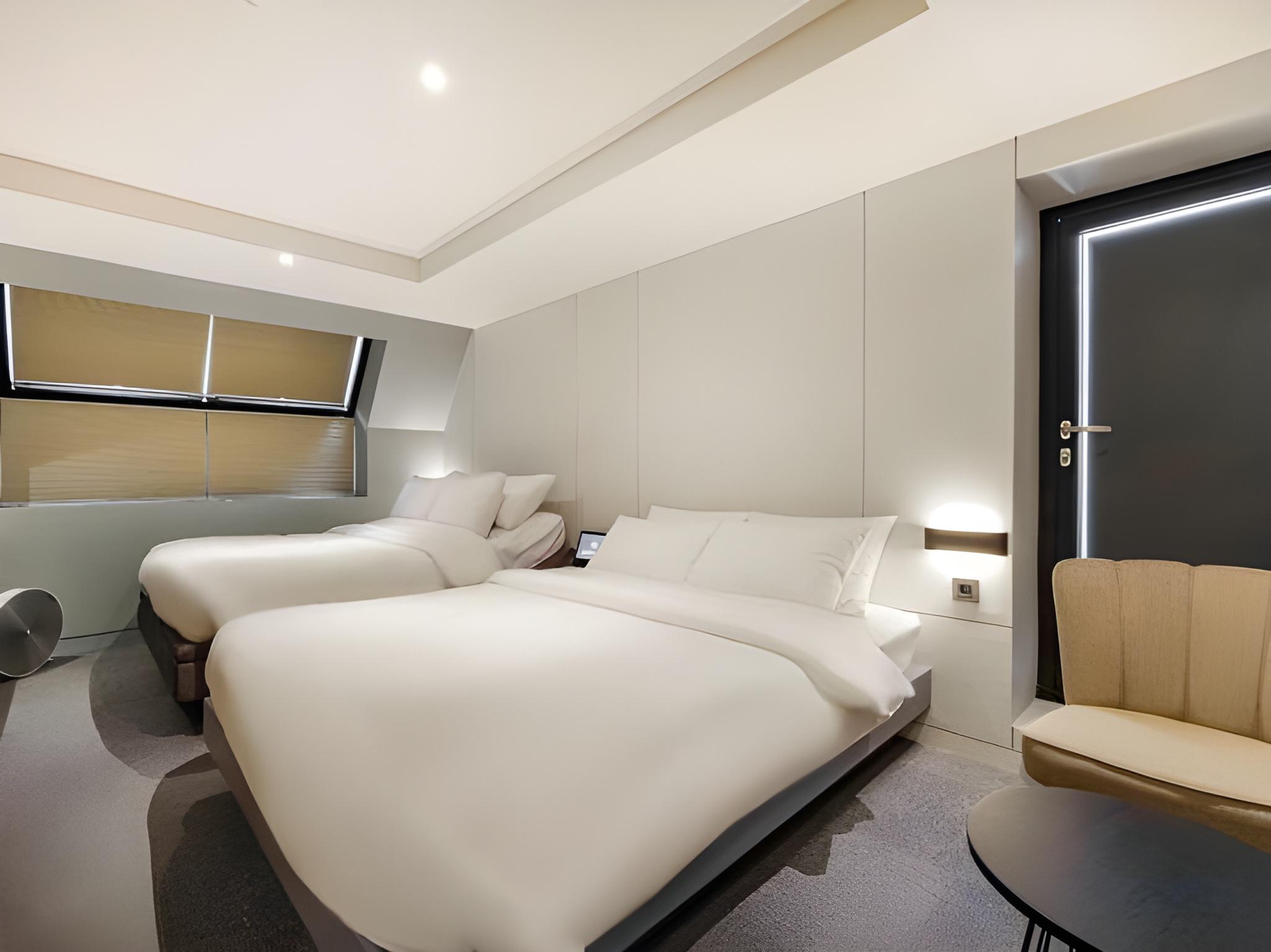 Motion, Suite, Triple, 3 Queen Beds, Queen Bed, Terrace