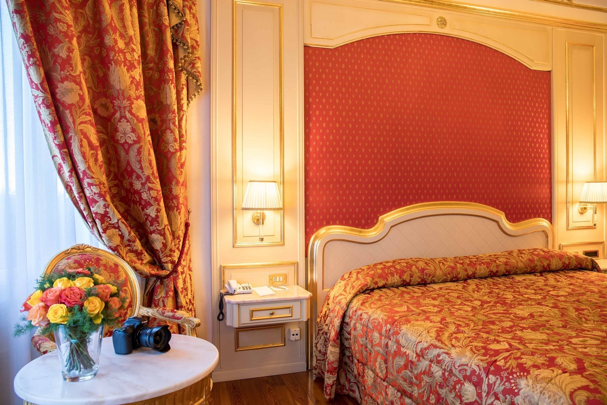 ROOM, DOUBLE OR TWIN BED