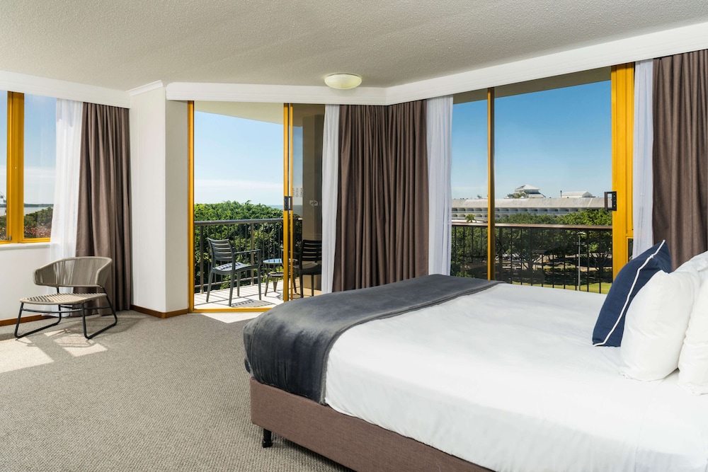 SUPERIOR, SUITE, KING BED, BALCONY