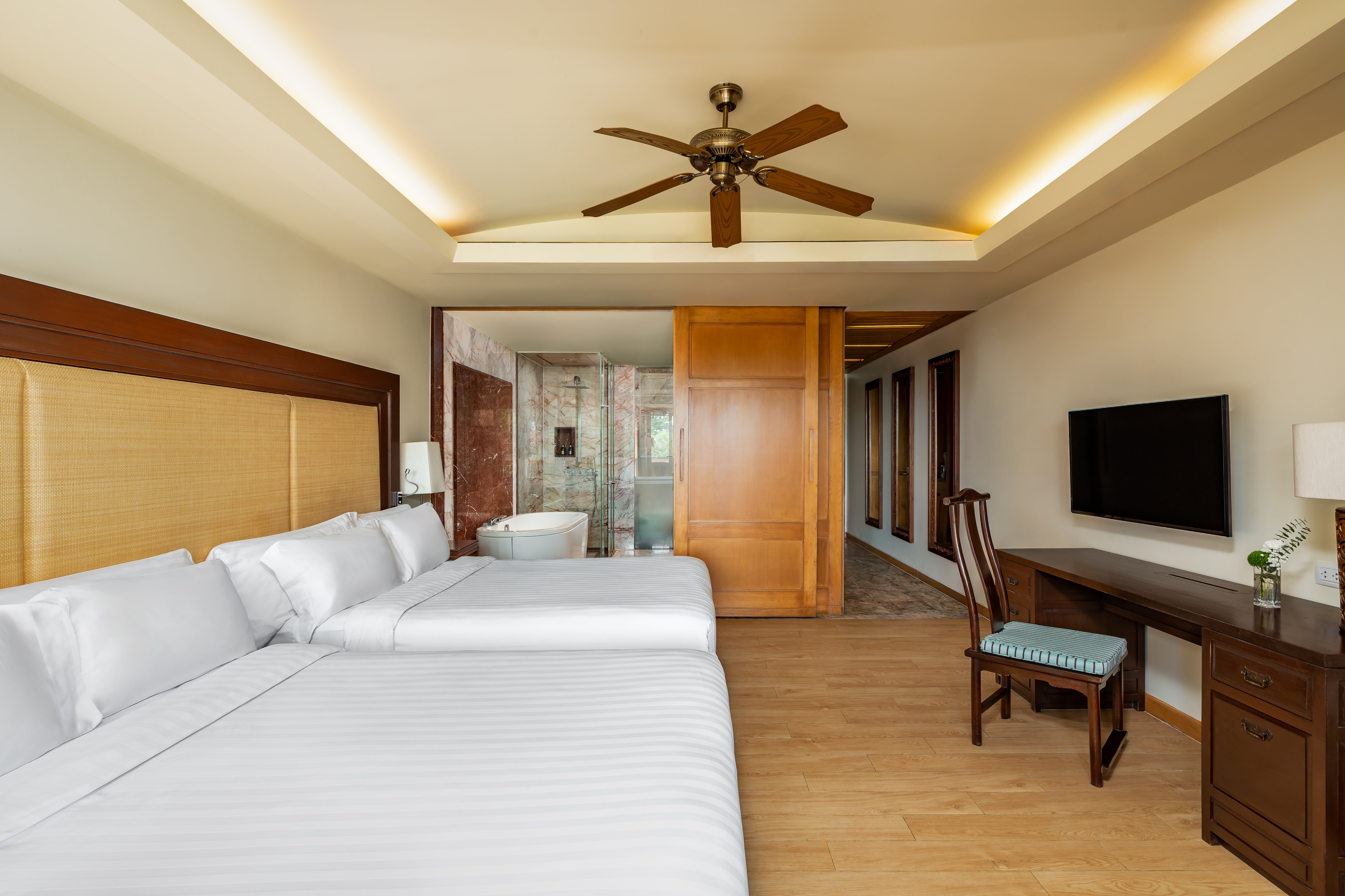 DELUXE, 2 DOUBLE BEDS