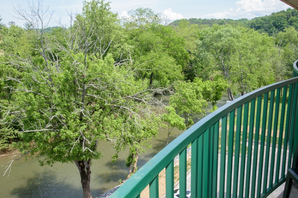 Pigeon River Inn 3/65