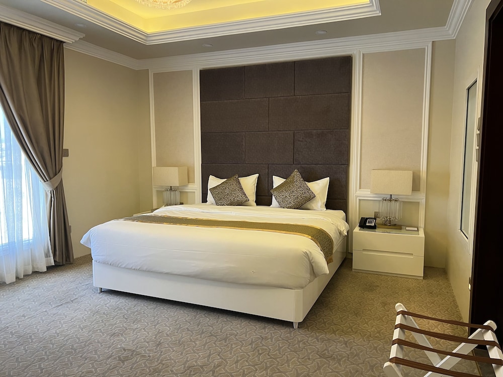 DELUXE, SUITE, KING BED