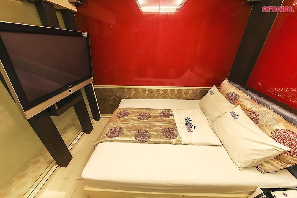 Palace Motel 22/41