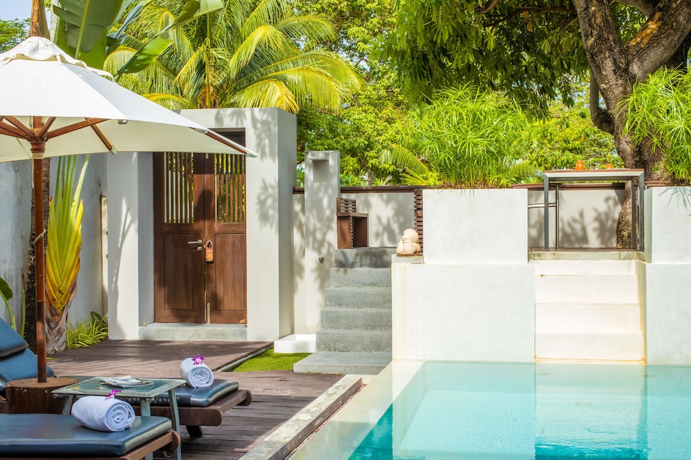 Pao Jin Poon Beach Front Villa 6/56