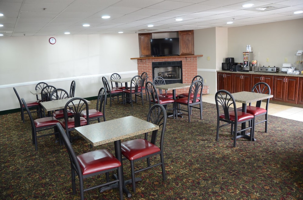 Super 8 by Wyndham Louisville/Expo Center 27/32