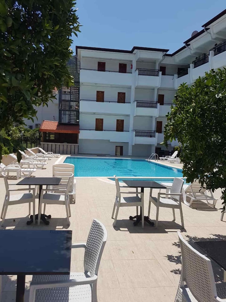Elijah Hotel 16/18