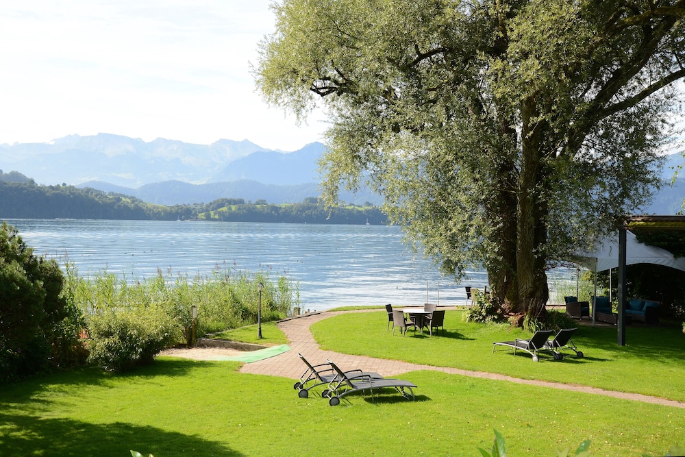 Schloss Hotel Swiss Chalet Merlischachen 48/54