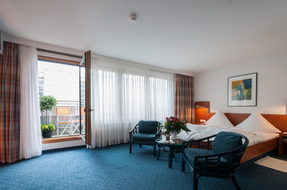UNGER HOTEL 39/61