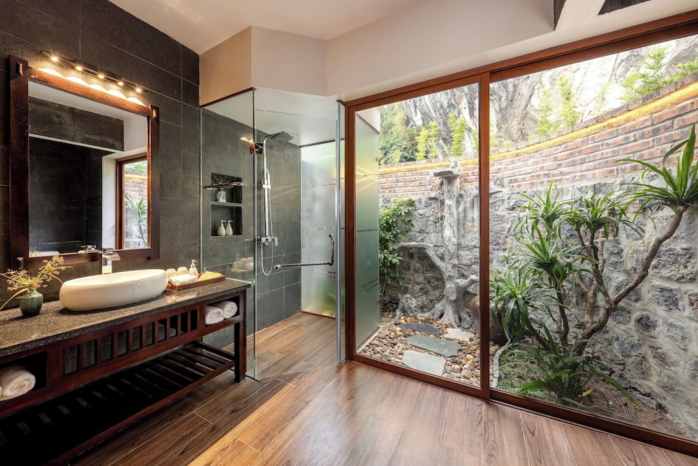 غرفة بريميير بسرير كينج بإطلالة على البحيرة بغرفة نوم واحدة، Athena Premier Resort Ninh Bình 5/5