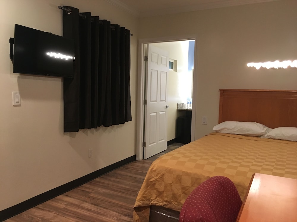 Lincoln Park Motel 8/50