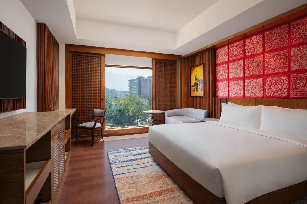 Club, Guest Room, King Bed, Garden View, Club Lounge Access