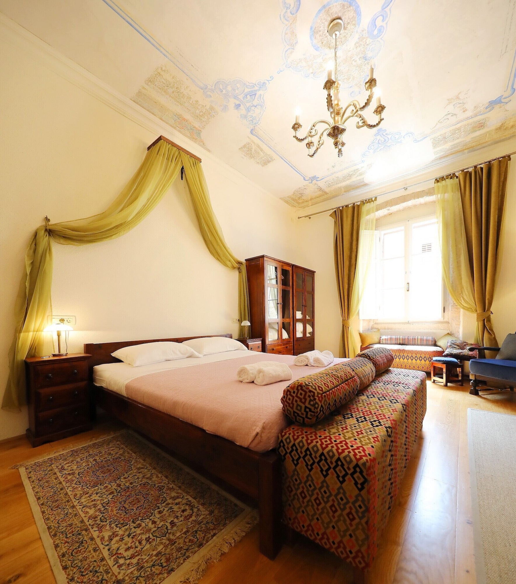 2 Bedrooms, Deluxe, Apartment, King and Queen Bed, City View, 2 Sofa, Kitchen