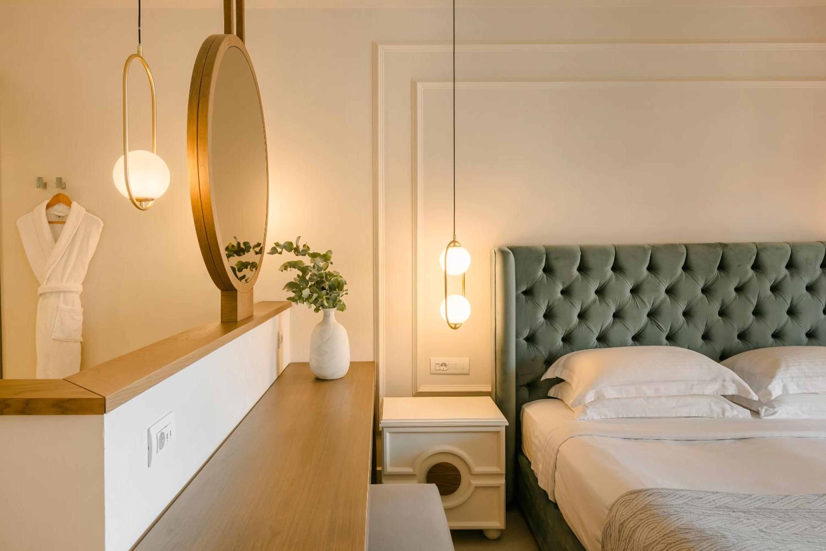 Deluxe, Double Bed, Lateral Side Sea View