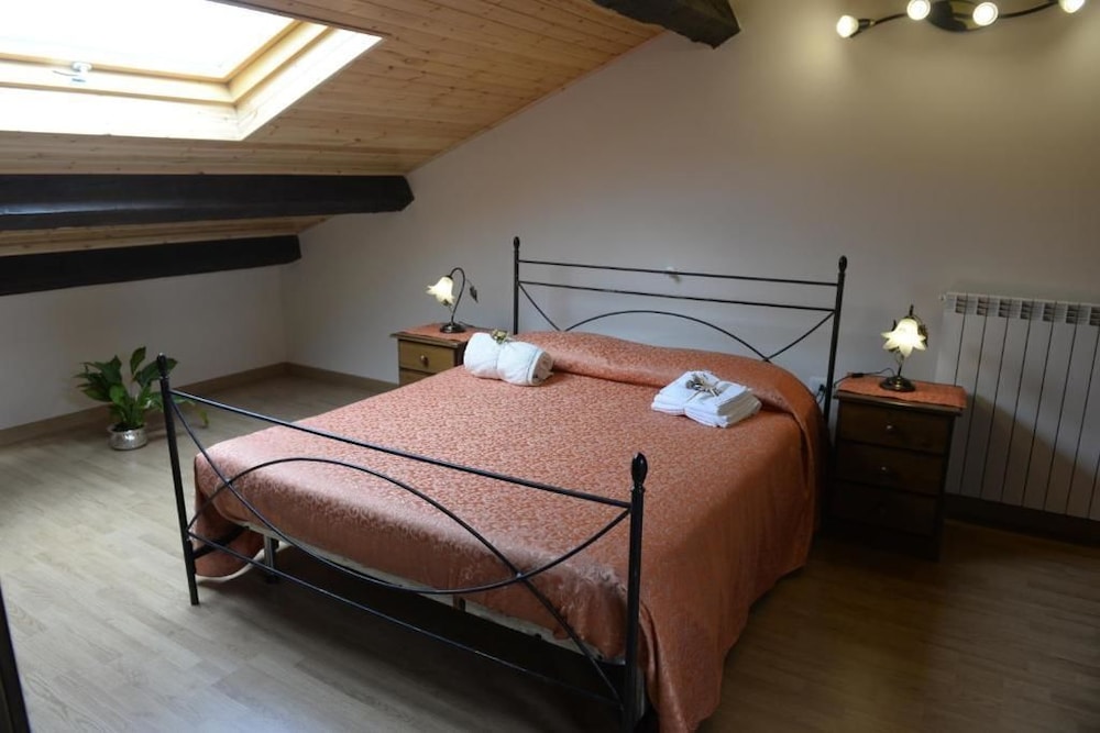 suite, multiple beds, jetted tub