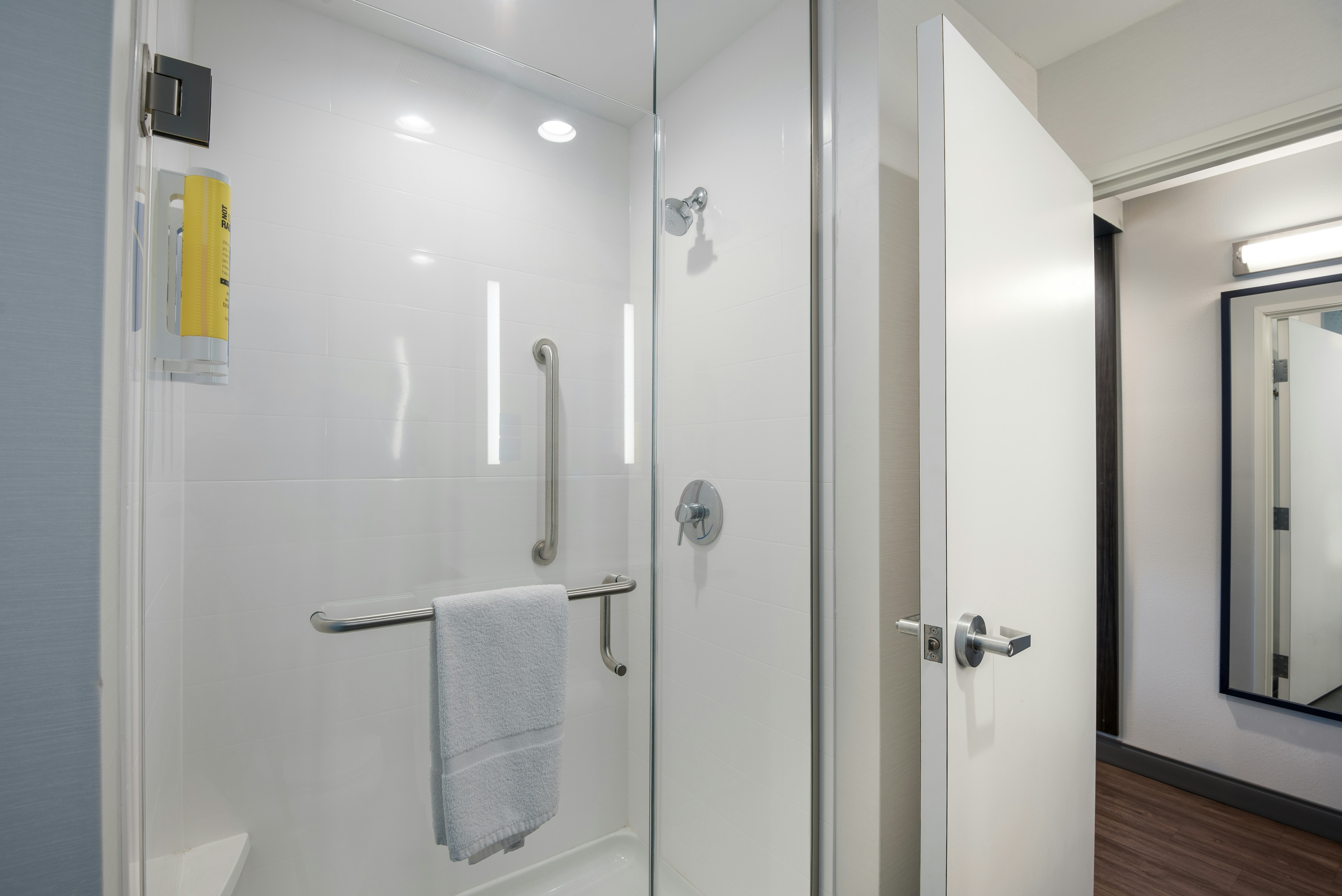 Room, King Bed, Tru by Hilton Warsaw 4/4