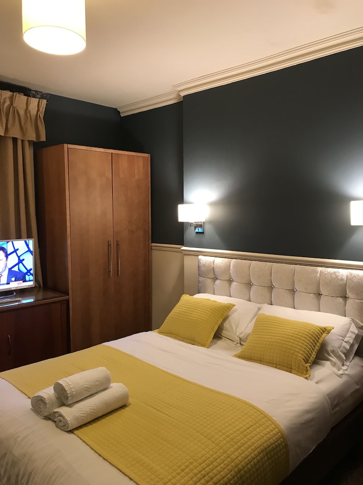 Euro Bar And Hotel 2/53