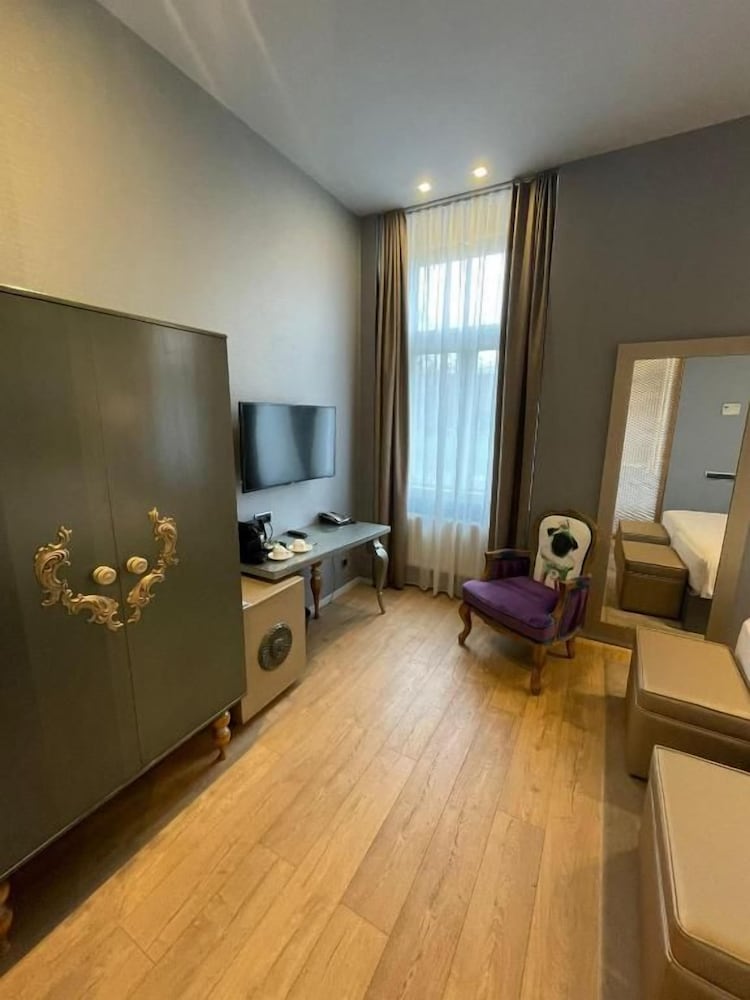 987 Prague Hotel 46/56