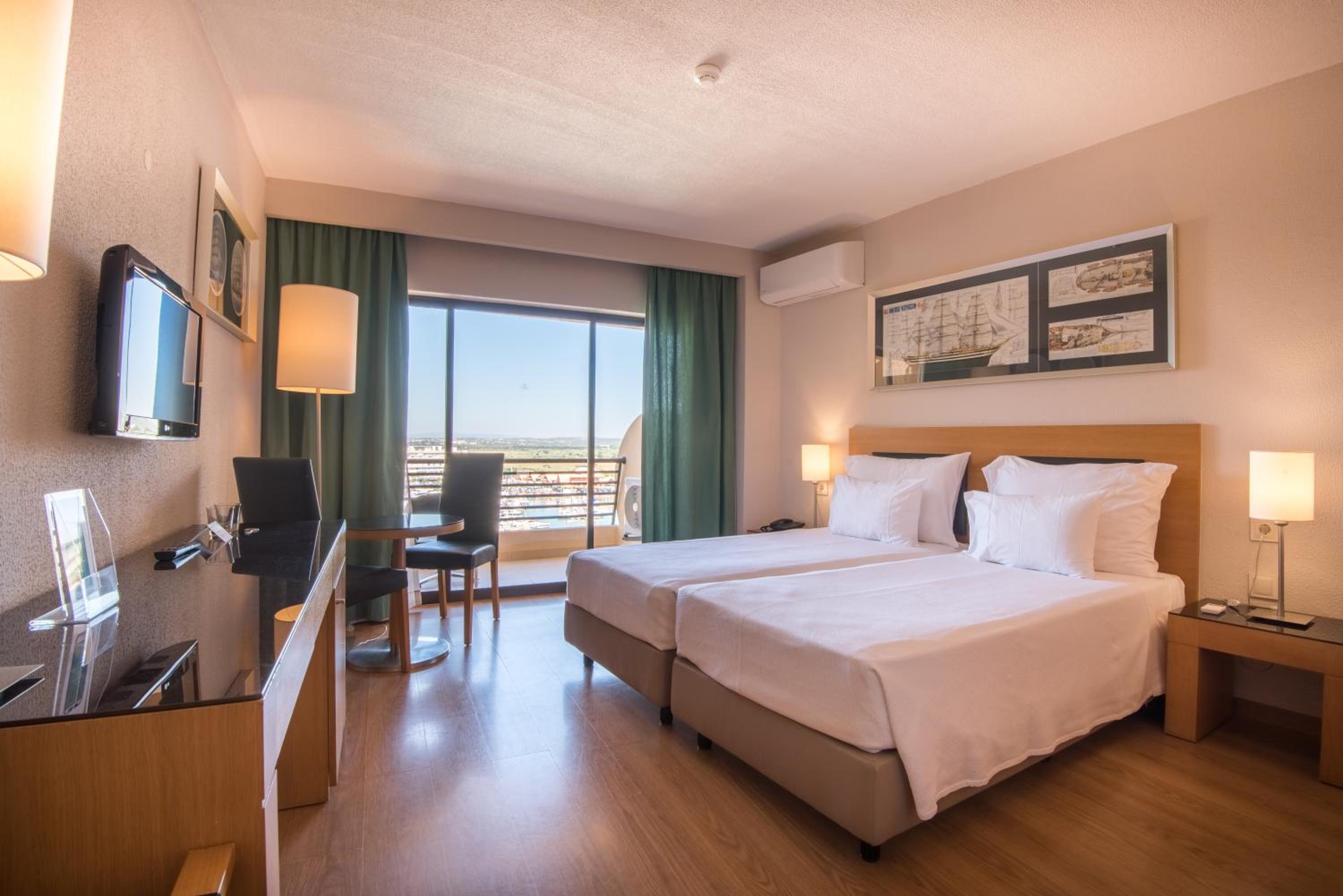 Room, Twin Beds, with Extra Bed, Lateral Side Sea View