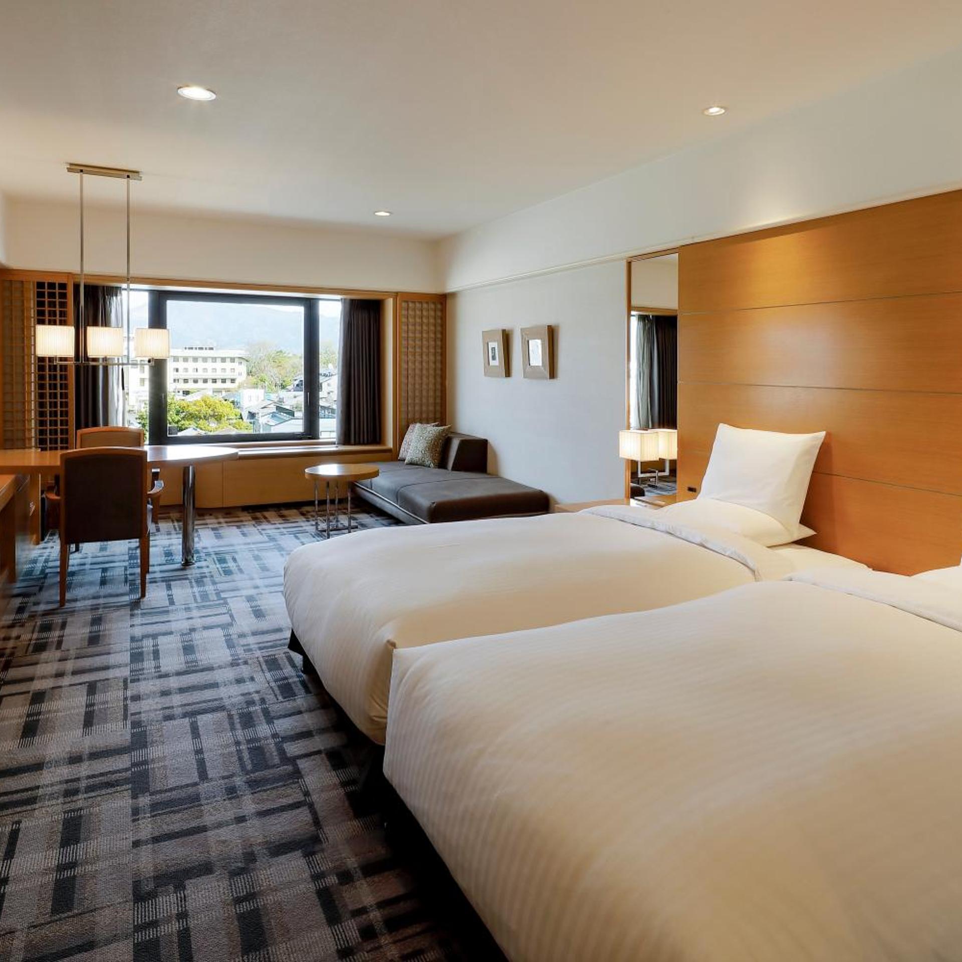 East, Luxury, Twin Beds, Mountain View