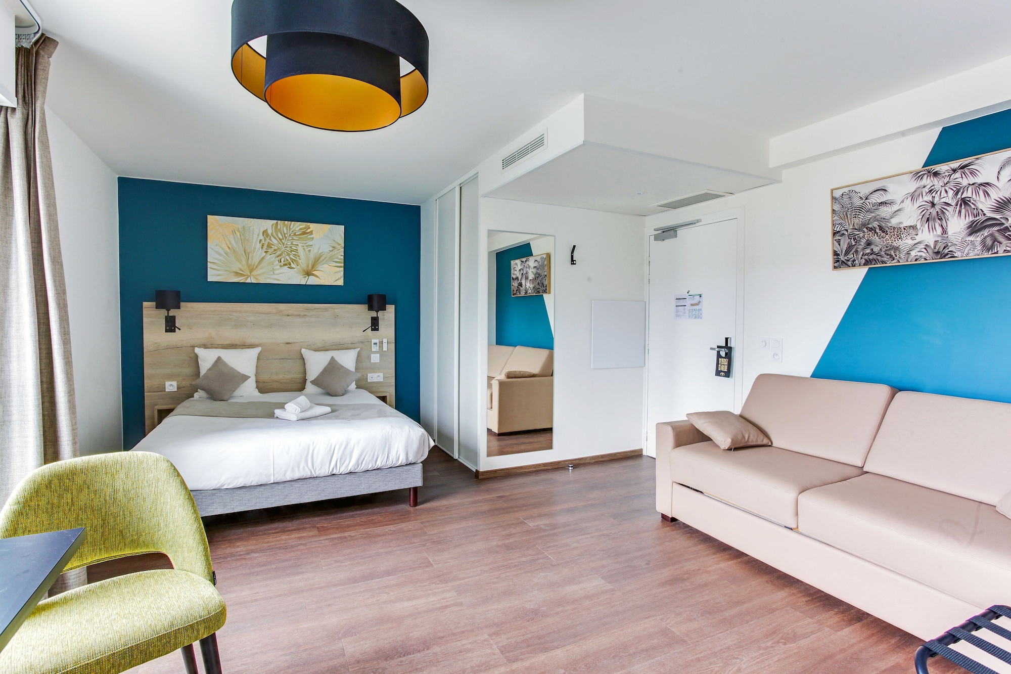EXECUTIVE, STUDIO, QUEEN BED, SOFA, TERRACE