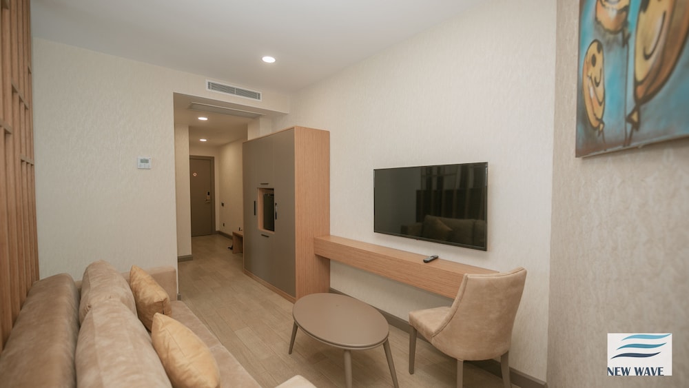 New Wave Hotel 35/48