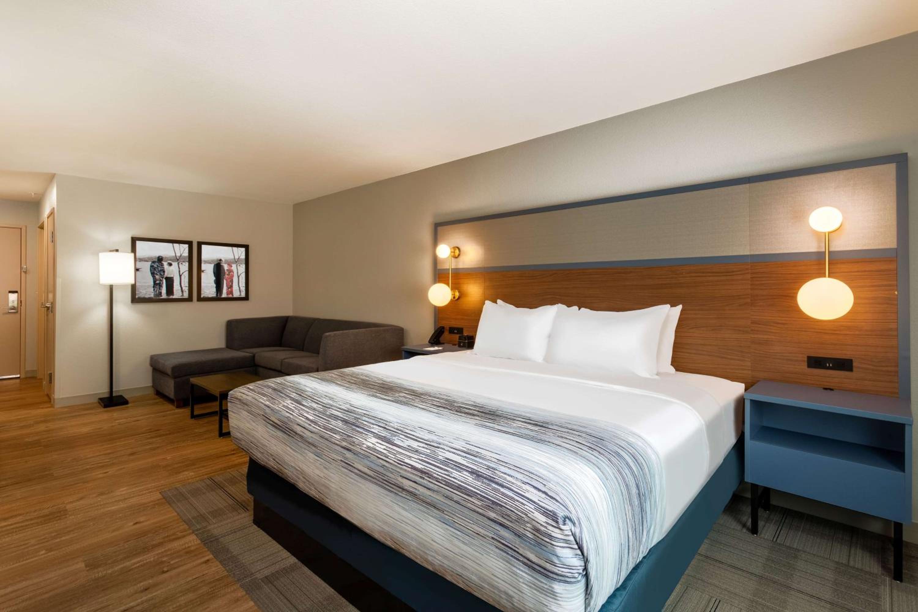 Business, King Bed, Sofa