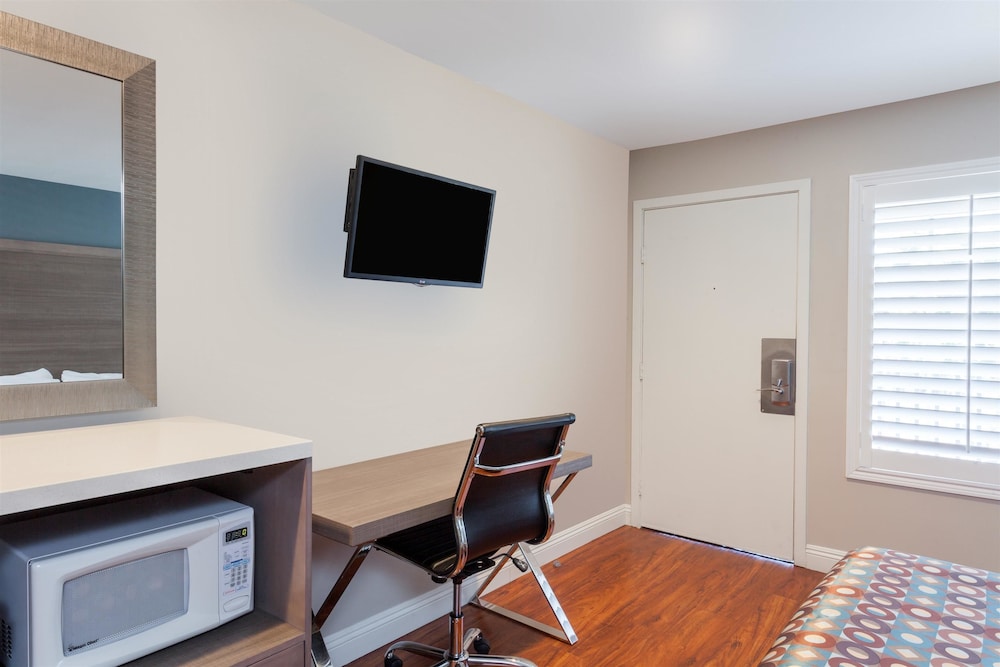 Hotel 414 Anaheim 46/66