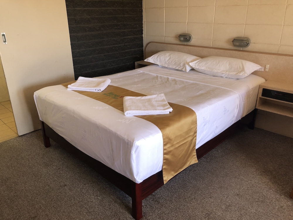 INLAND OASIS MOTEL 20/68