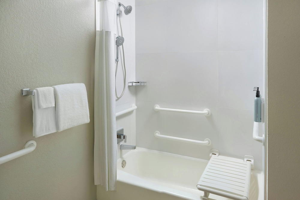 غرفة بسريرين مزدوجين لذوي الإعاقة، Courtyard by Marriott West Palm Beach 4/6