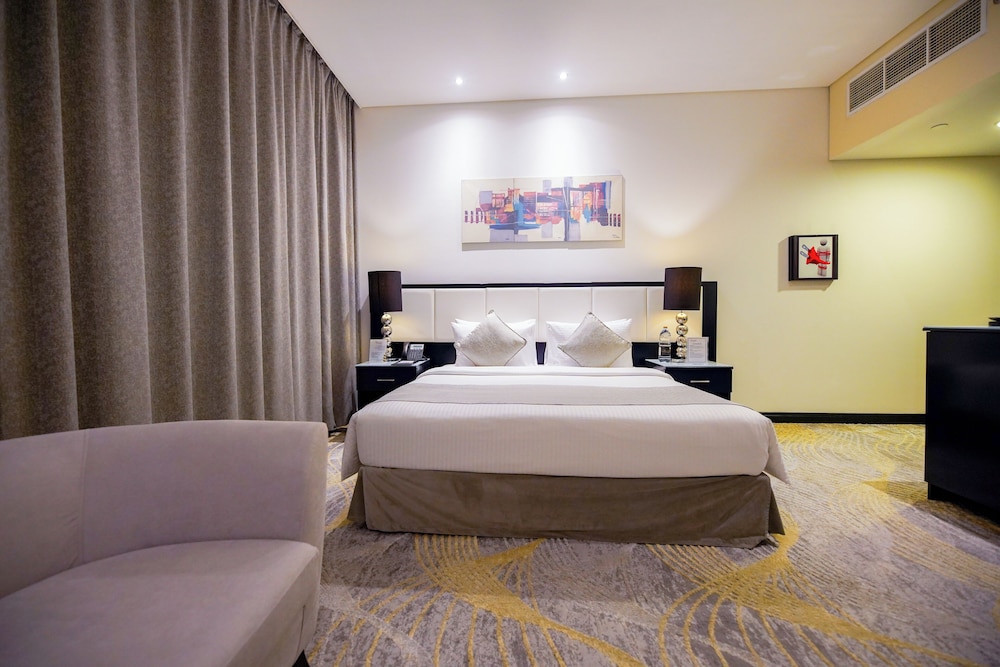 DELUXE, KING BED, SMOKING